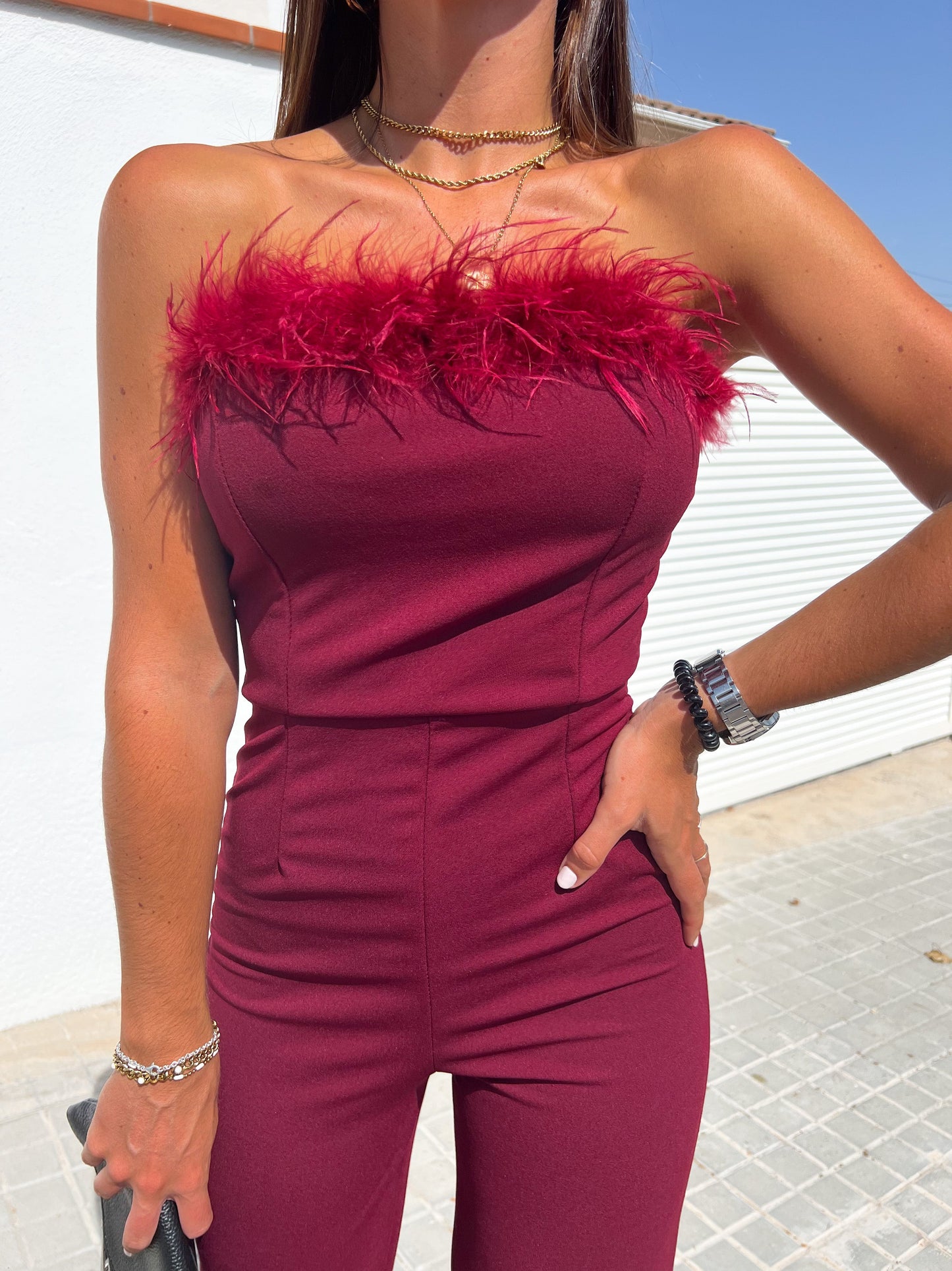 Mono largo plumas burdeos